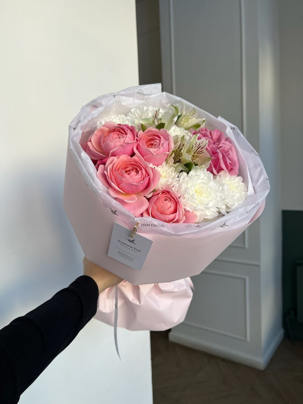 Букет из кустовых пионовидных роз, альстромерии и хризантемы