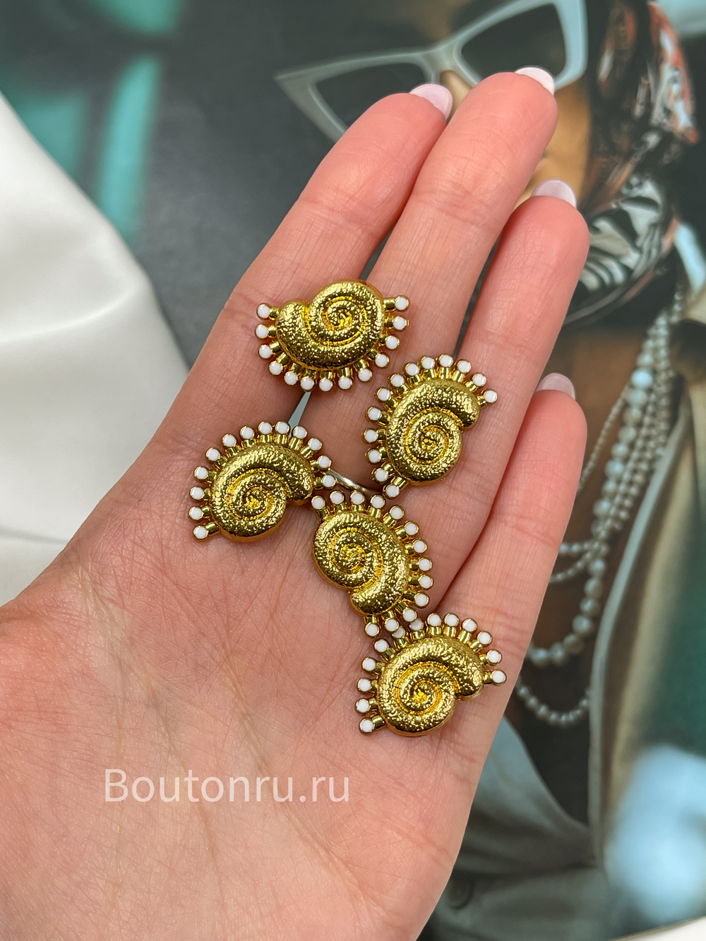 Пуговицы золотистые ракушка с белой эмалью Скиапар.