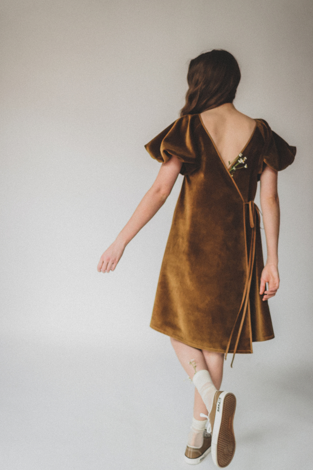 Платье с запахом на спине и рукавами-фонариками из бархата,"Оливки в мартини"