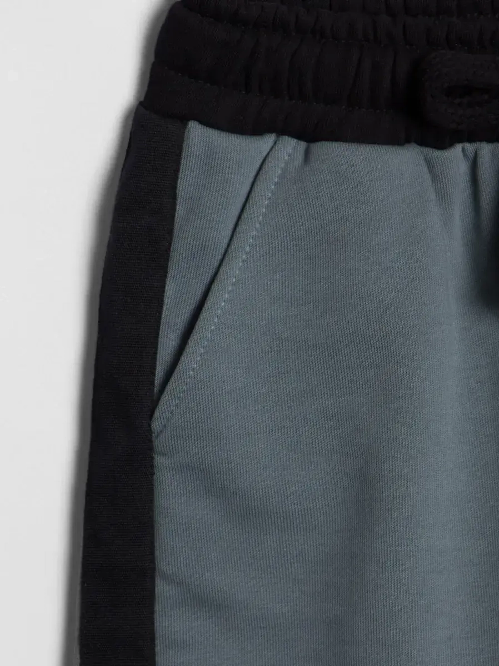 Спортивные шорты для мальчика на лето