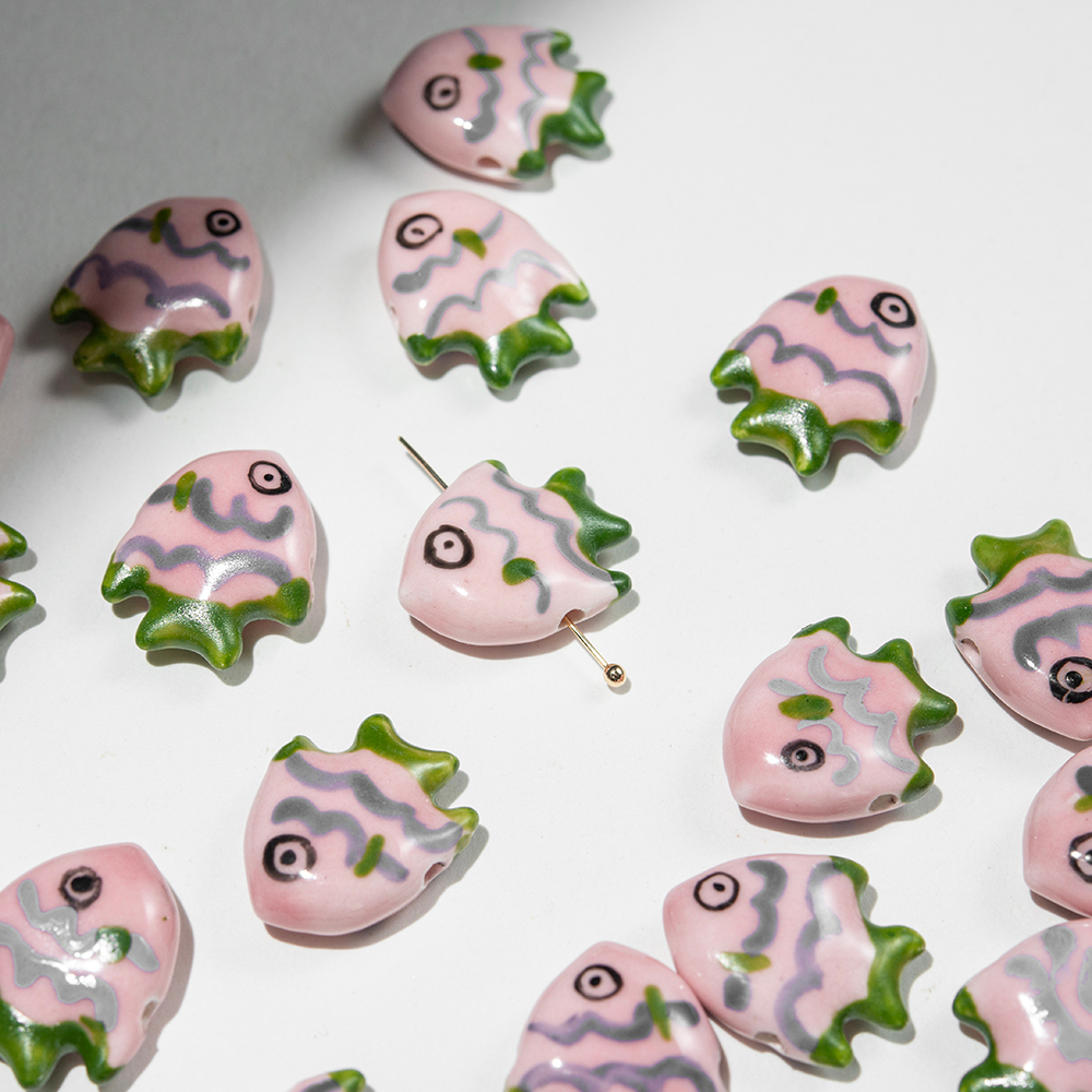 Бусина в форме рыбы, 20,3*17мм, зелено-розовая, глазурированный фарфор