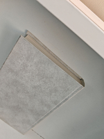 Петля и камень в зелёной траве