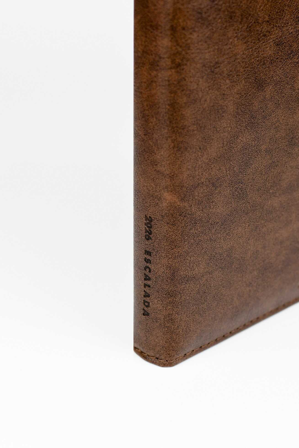 Ежедневник датированный 2026 ESCALADA, #ДУМАЙ КАК МИЛЛИАРДЕР, А5, 176 л., арт. 70215/ 15 ШЕВРО КОРИЧНЕВЫЙ (кожзам: 146х211 мм, твёрдый переплёт с поролоном, материал обложки: искусственная кожа "Шевро"; декор: блинтовое тиснение, перфорация + подложк