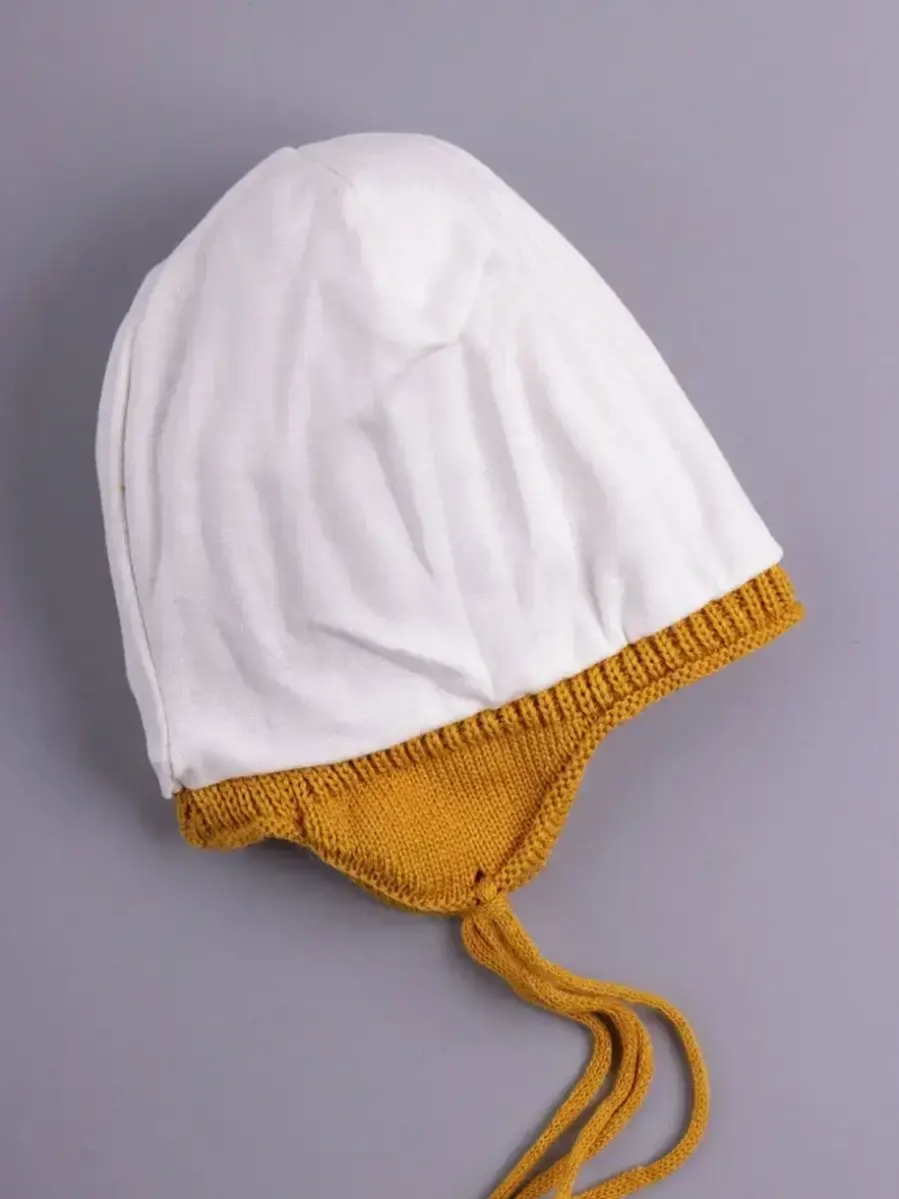 Шапка для мальчика вязаная демисезонная с завязками