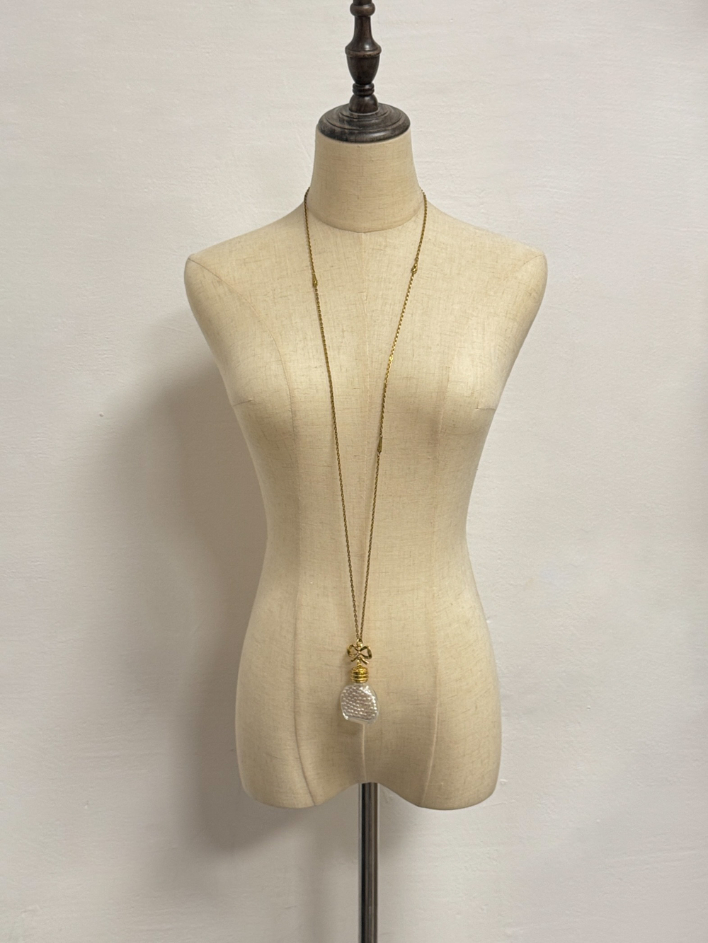 Кулон в виде флакона с «жемчугом»