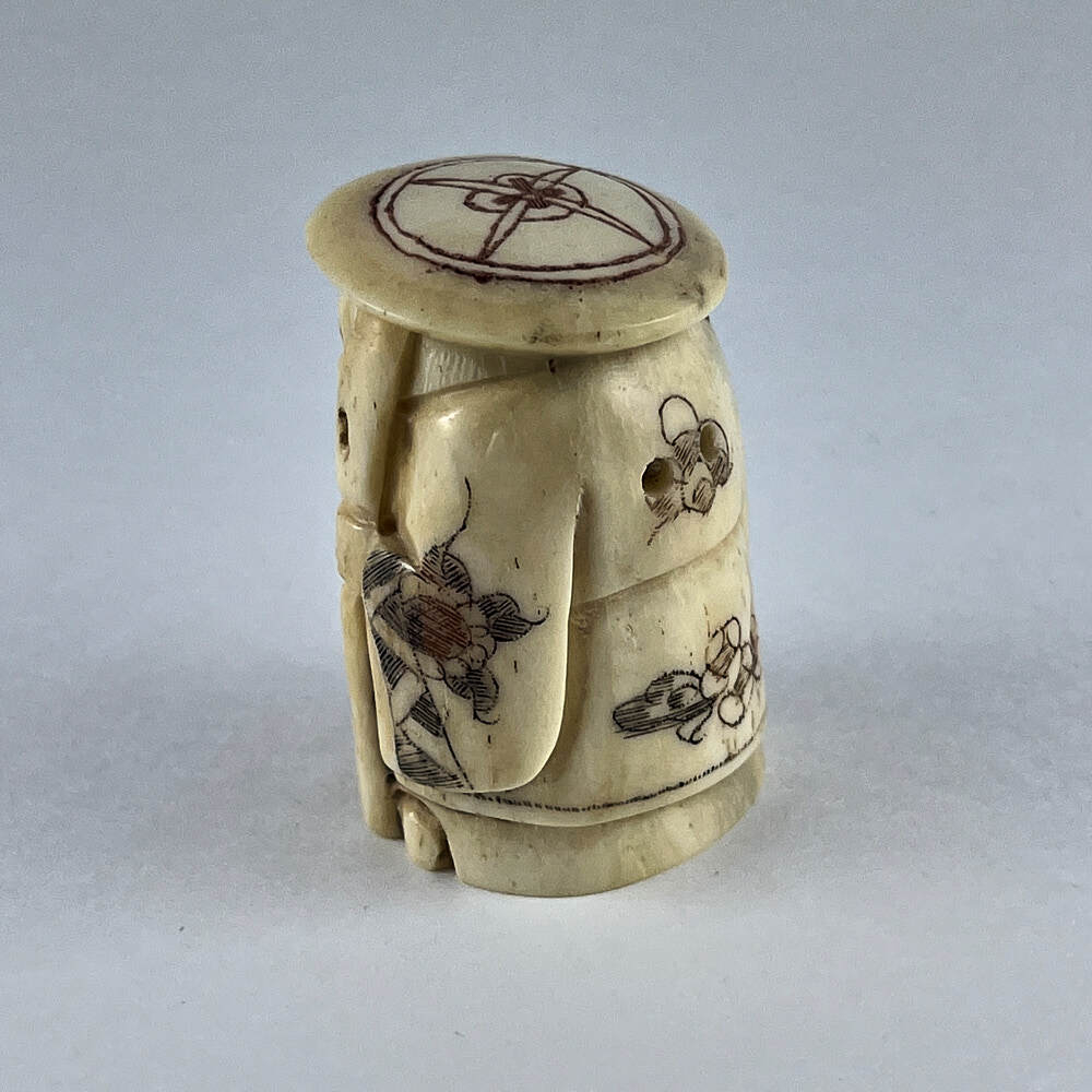 Статуэтка нэцкэ Монах в круглой шляпе с корзиной рыбы