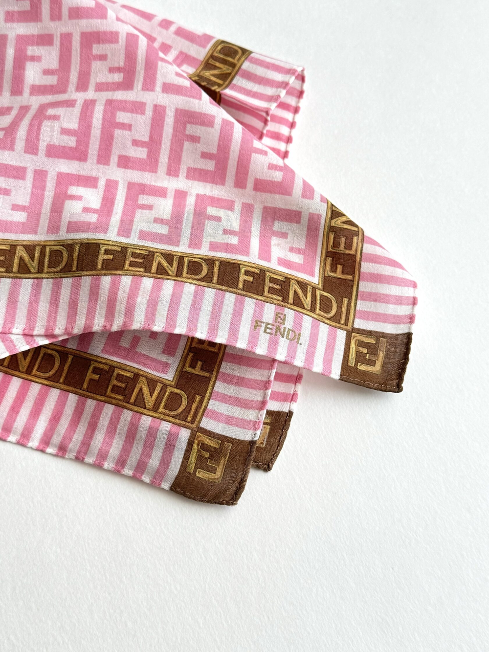 Платок розовый с лого Fendi