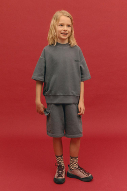 ZARA КОМПЛЕКТ ИЗ ТОЛСТОВКИ С КОРОТКИМИ РУКАВАМИ И ШОРТОВ-КАРГО, АНТРАЦИТОВО-СЕРЫЙ