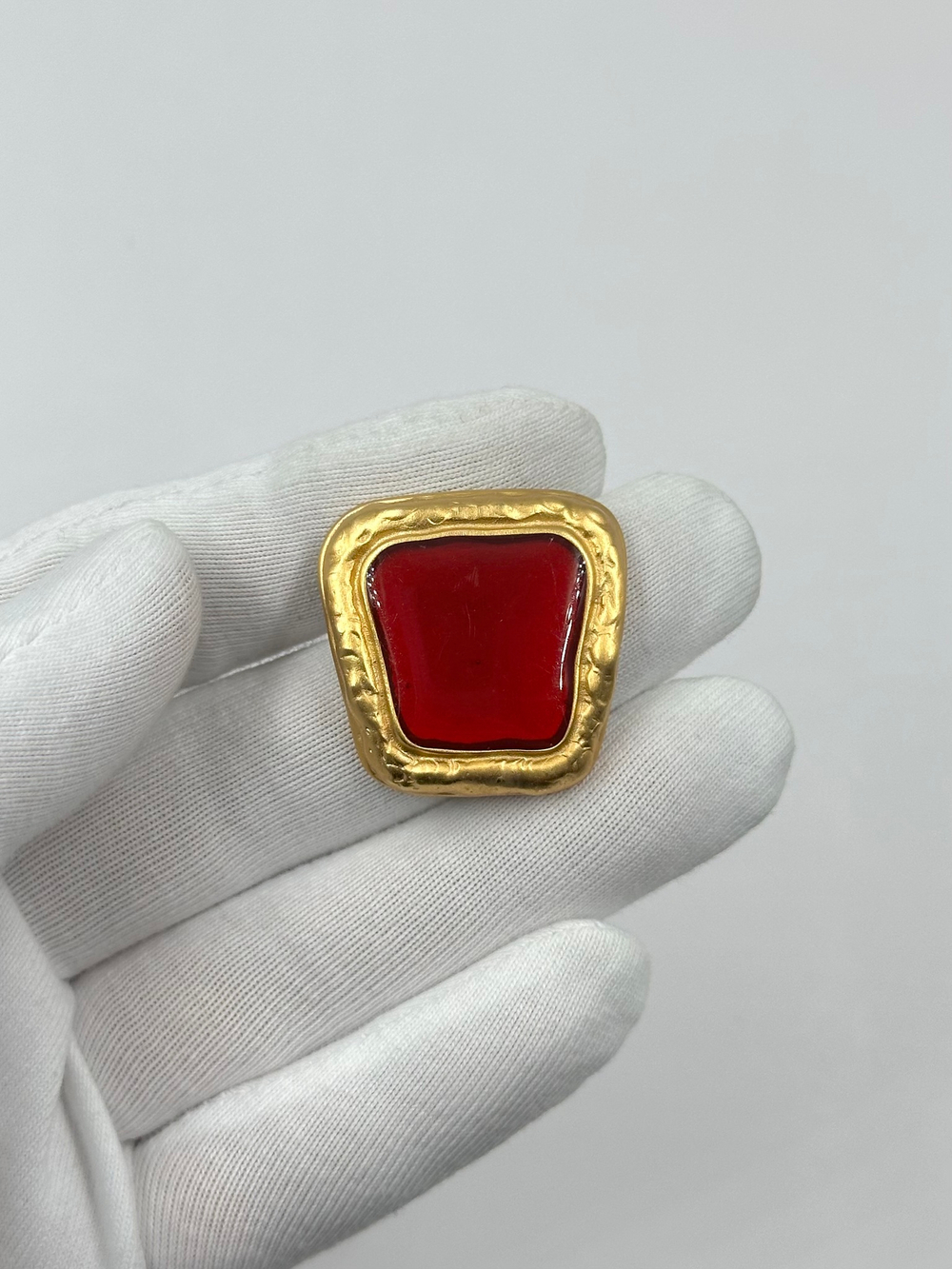 Моносерьга с красной эмалью Anne Klein