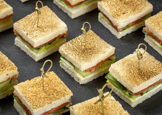 Мини-сэндвич с лососем, 12 шт.