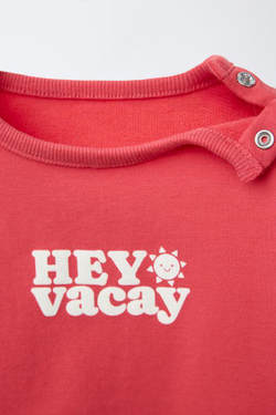 ZARA КОМПЛЕКТ ИЗ ТОЛСТОВКИ И ШОРТОВ С ТЕКСТОМ, КРАСНЫЙ