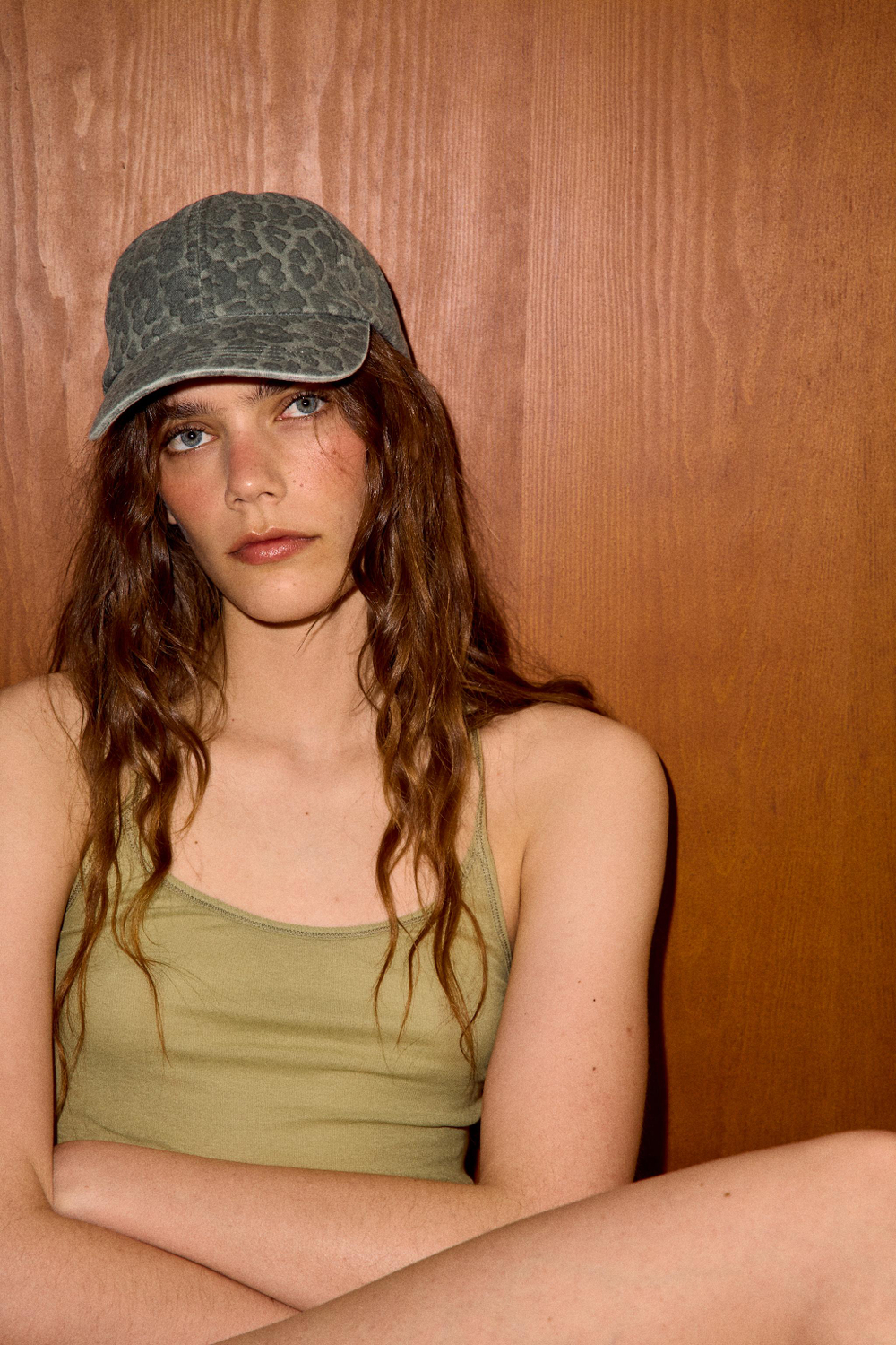 ZARA КЕПКА ИЗ САРЖИ С АНИМАЛИСТИЧЕСКИМ ПРИНТОМ, СВЕТЛО-СЕРЫЙ