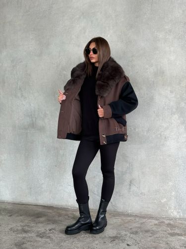 Шоколадная куртка с черными рукавами