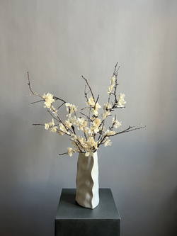 Композиция в вазе Сакура молочная