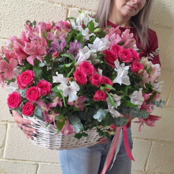 Композиция в корзине из альстромерий и кустовых роз