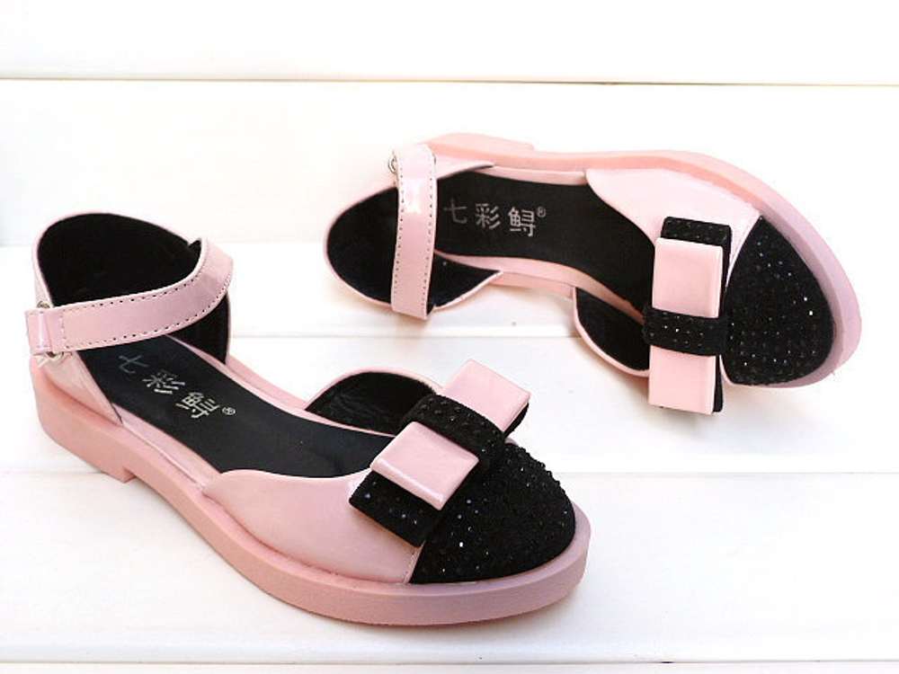 Туфли детские из лаковой кожи и бисера с бантом