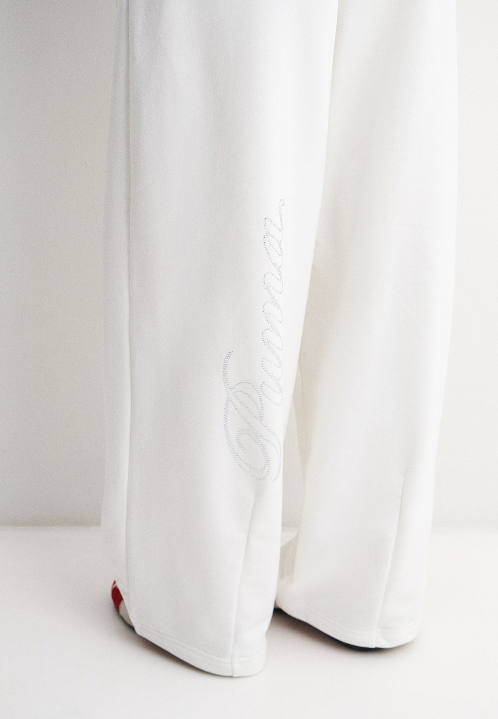 Брюки спортивные женские PUMA ESS GRAPHIC LEO LUXE Bedazzled Slouchy Pants TR