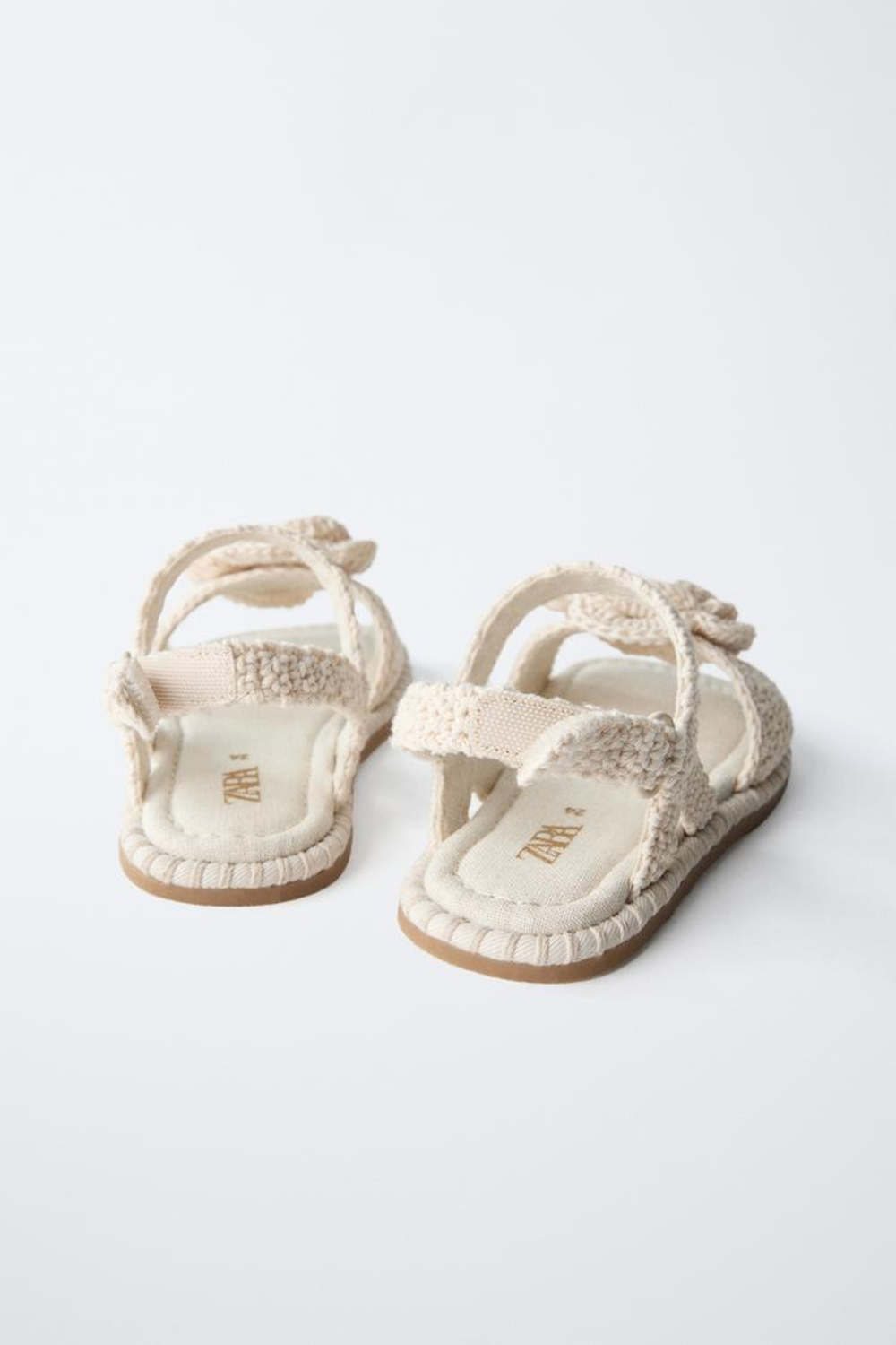 ZARA САНДАЛИИ ИЗ КРУЖЕВА КРОШЕ С ЦВЕТОЧНОЙ ДЕТАЛЬЮ, ЭКРЮ