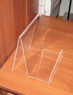 Подставка под портфель в витрину из оргстекла