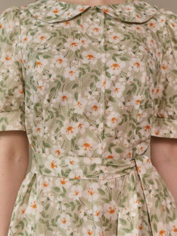 Платье с отложным воротником