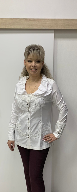 Белый блузон с кружевной вышивкой