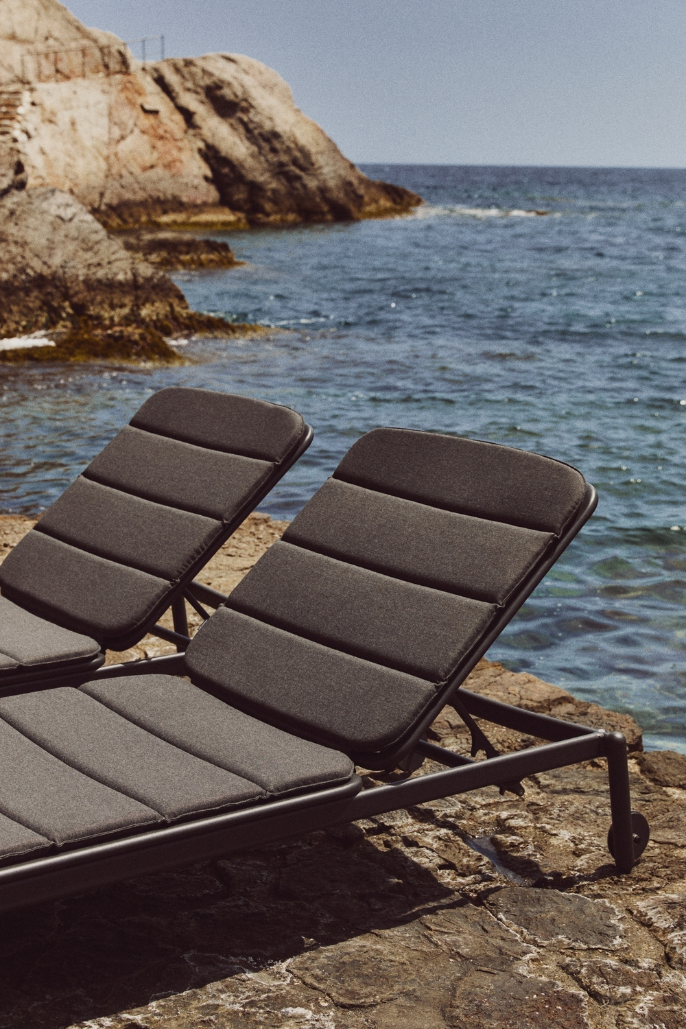 Алюминиевый шезлонг Marcona окрашенный в черный цвет