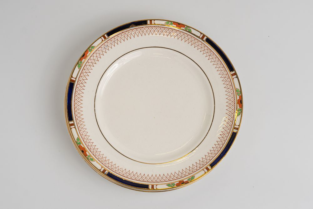 Четыре столовые тарелки с маками