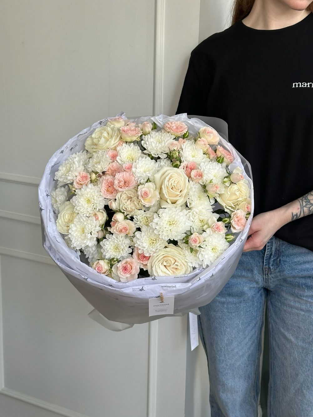 Букет из кустовых роз, одноголовых роз и хризантемы