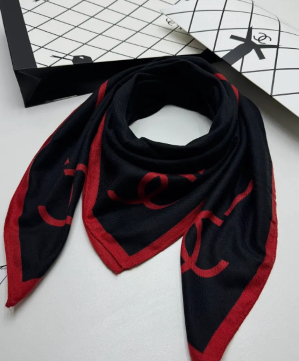 Теплый шерстяной платок Chanel