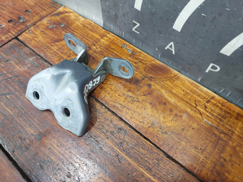 Петля двери передней правой нижняя Kia Ceed 3 (CD),  Cerato 4 (BD) 18-нв Б/У Оригинал 793251Y300