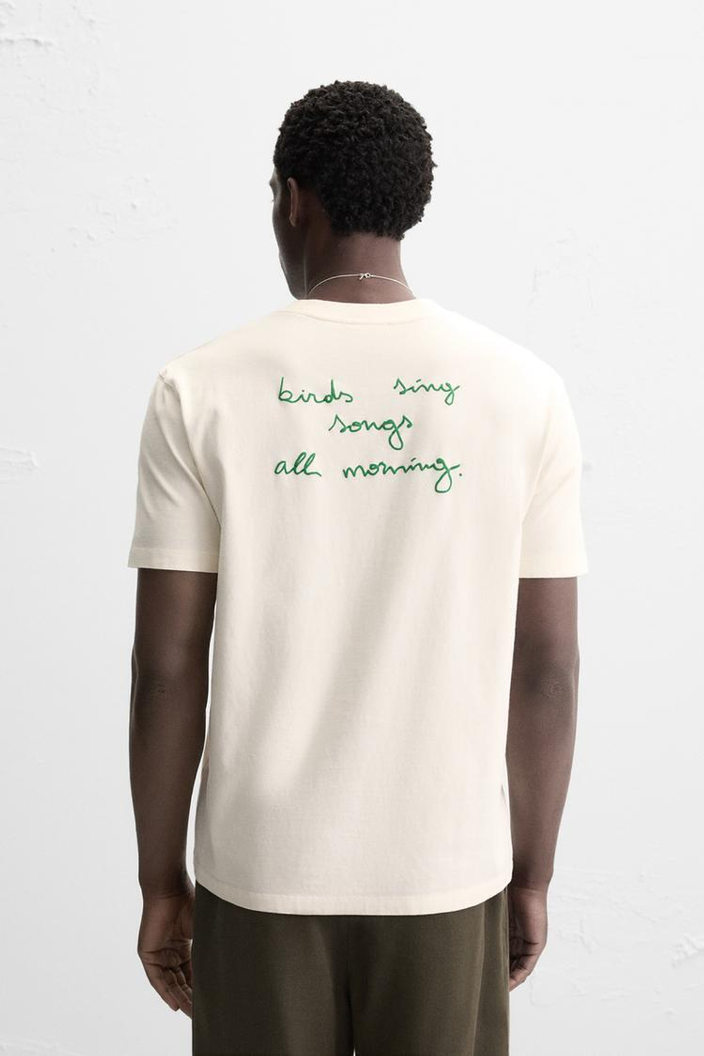 ZARA ФУТБОЛКА С КОНТРАСТНЫМ ПРИНТОМ, ЖЕЛТОВАТО-БЕЛЫЙ