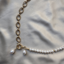 Колье «Золотой штрих» — жемчуг и позолоченная цепь