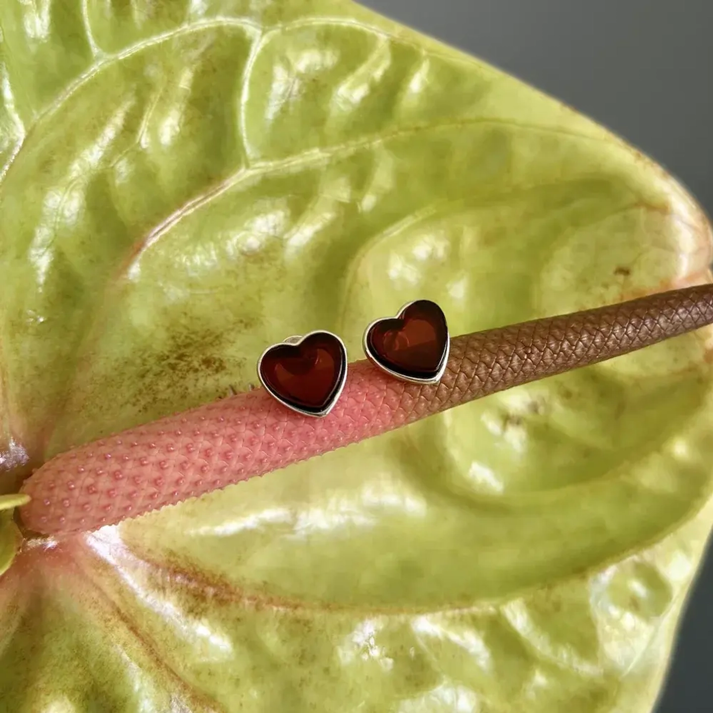 Пусеты Сердца с вишневым янтарем