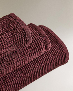ZARA HOME БАННОЕ ПОЛОТЕНЦЕ С ВАФЕЛЬНЫМ УЗОРОМ, БУРГУНДИ
