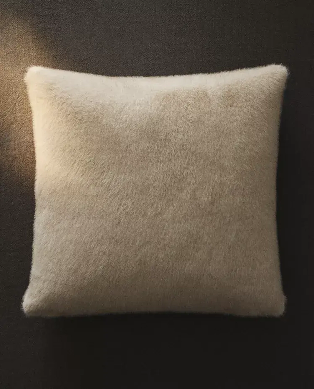 ZARA HOME НАВОЛОЧКА ДЛЯ ДЕКОРАТИВНОЙ ПОДУШКИ ИЗ ИСКУССТВЕННОГО МЕХА, СВЕТЛО-БЕЖЕВЫЙ