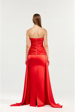 Платье макси драпированное из атласа со шлейфом