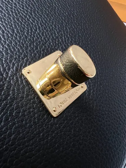 Сумка Louis Vuitton Lockme Chain East West черный