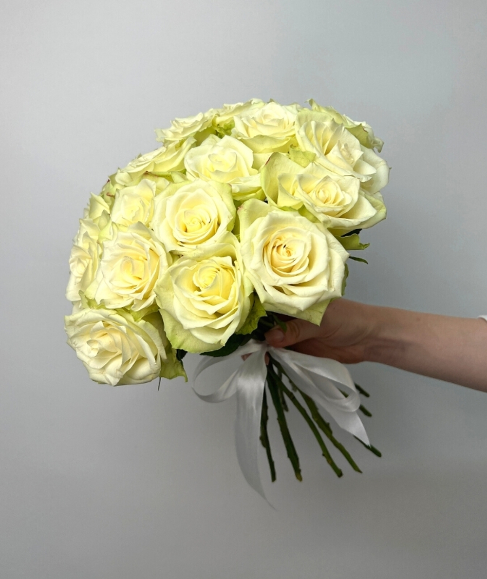 Букет из 21 белой розы