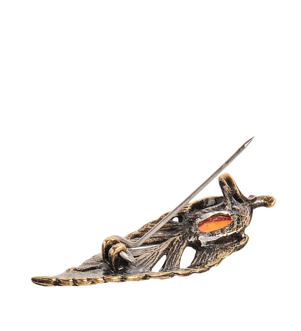 AM-2353 Брошь «Листик с божьей коровкой» (латунь, янтарь)