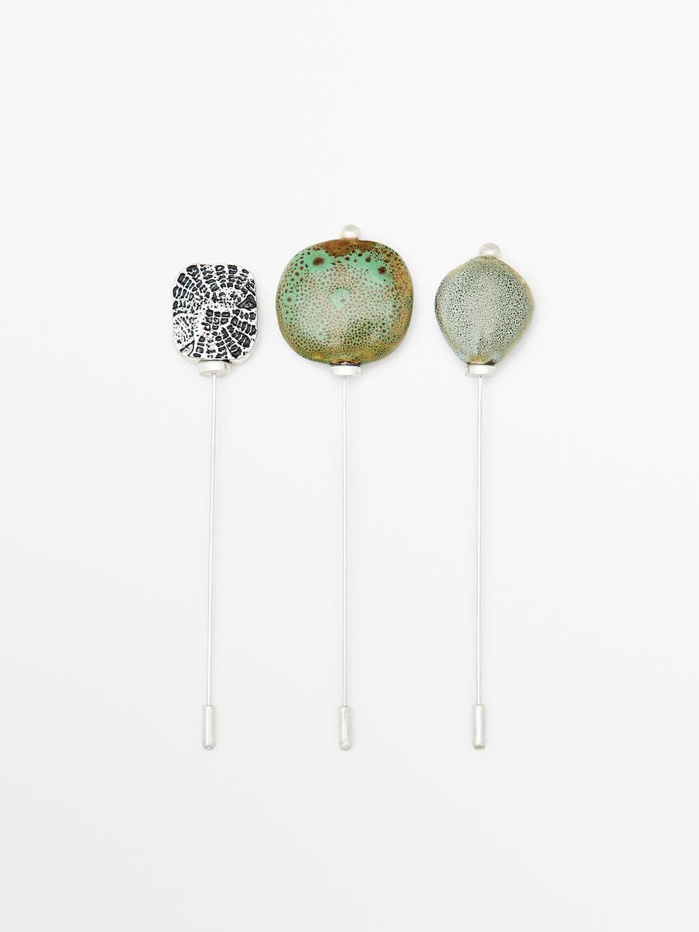 Massimo Dutti Брошь из керамики с рельефным узором и медальоном, серебряный