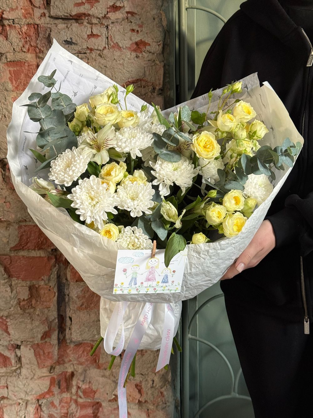 Букет из кустовой пионовидной розы, альстромерии, эвкалипта и хризантемы