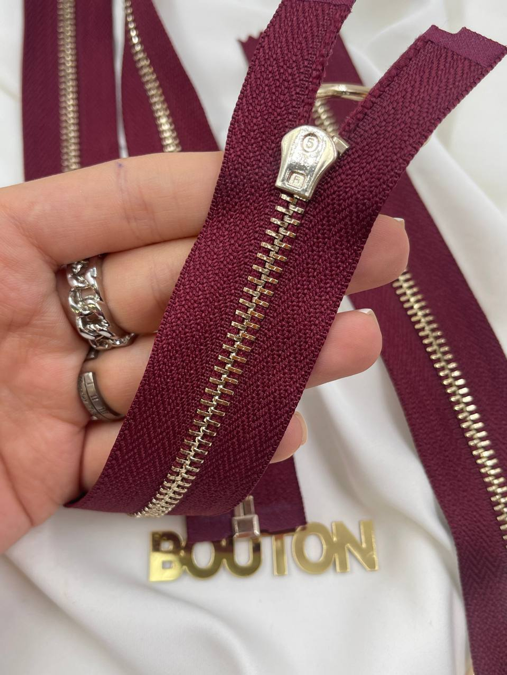 Молния бордовая с золотистым массивным кольцом