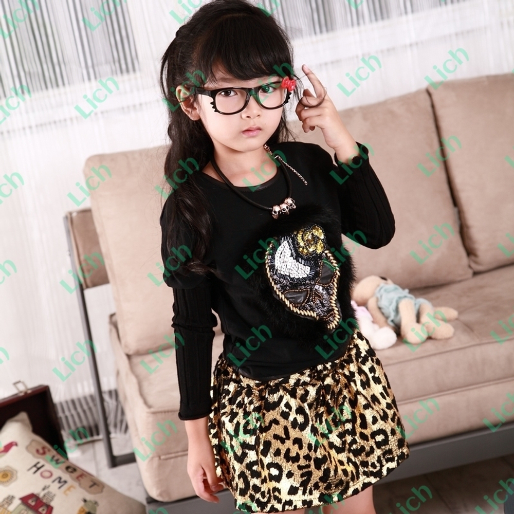 Толстовка с вышивкой пайетками "череп" и отделкой мехом