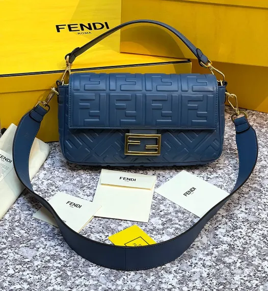 Сумка из кожи Fendi Baguette синий