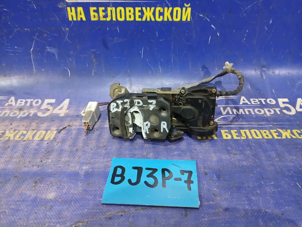 Замок двери задней правой MAZDA FAMILIA 2001