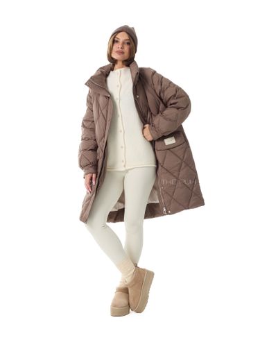 Удлиненный пуховик с контрастным капюшоном в цвете капучино
