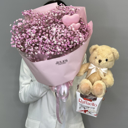 Букет из розовой гипсофилы с мишкой и конфетами