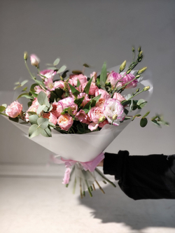 Стильный букет-кулек в яркой гамме (С0058)