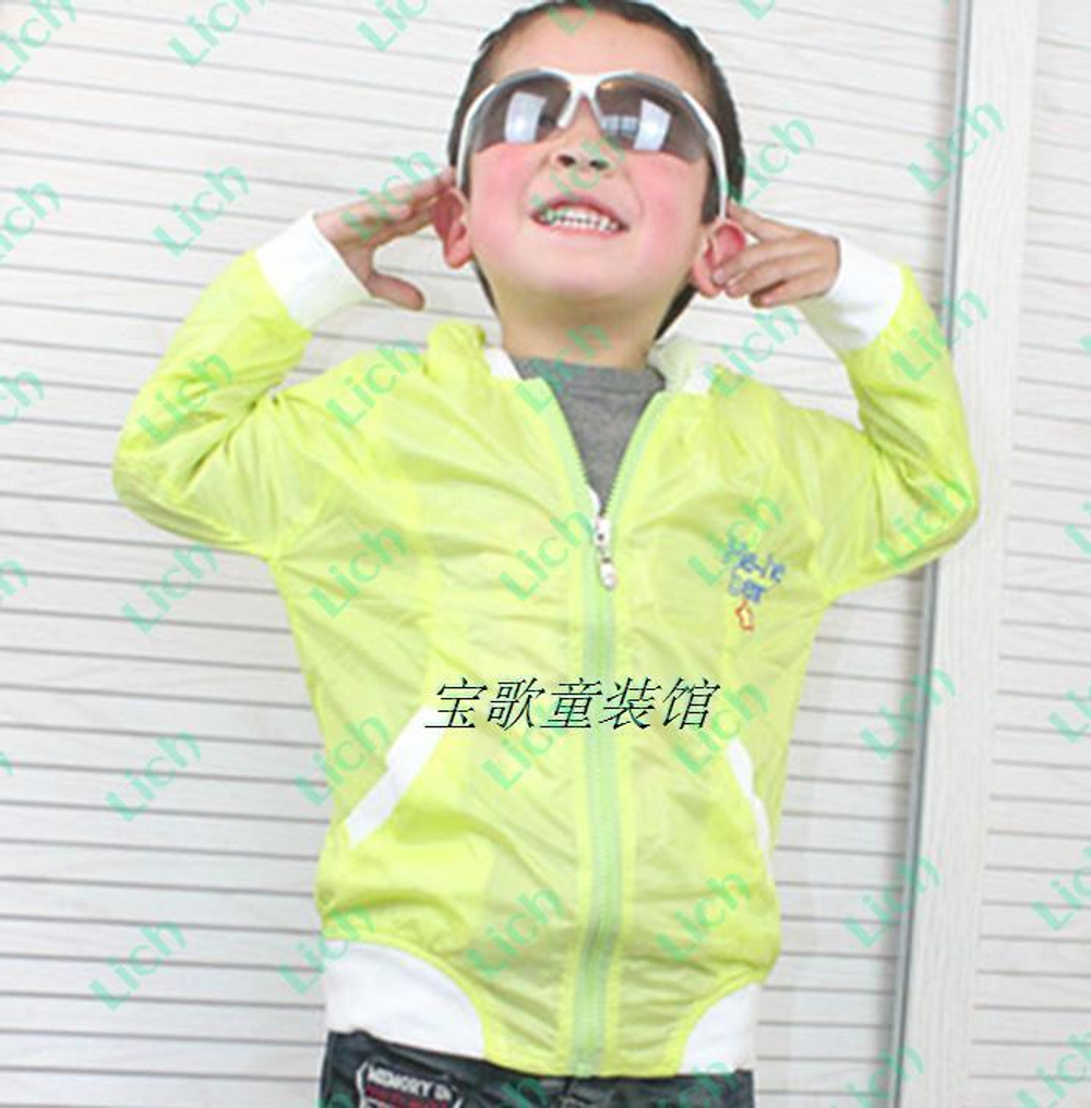 Ветровка однотонная с капюшоном и застежкой на молнии