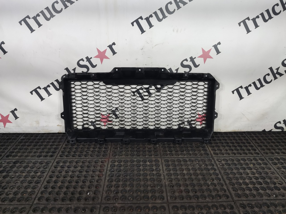 Решетка бампера нижняя 2023г